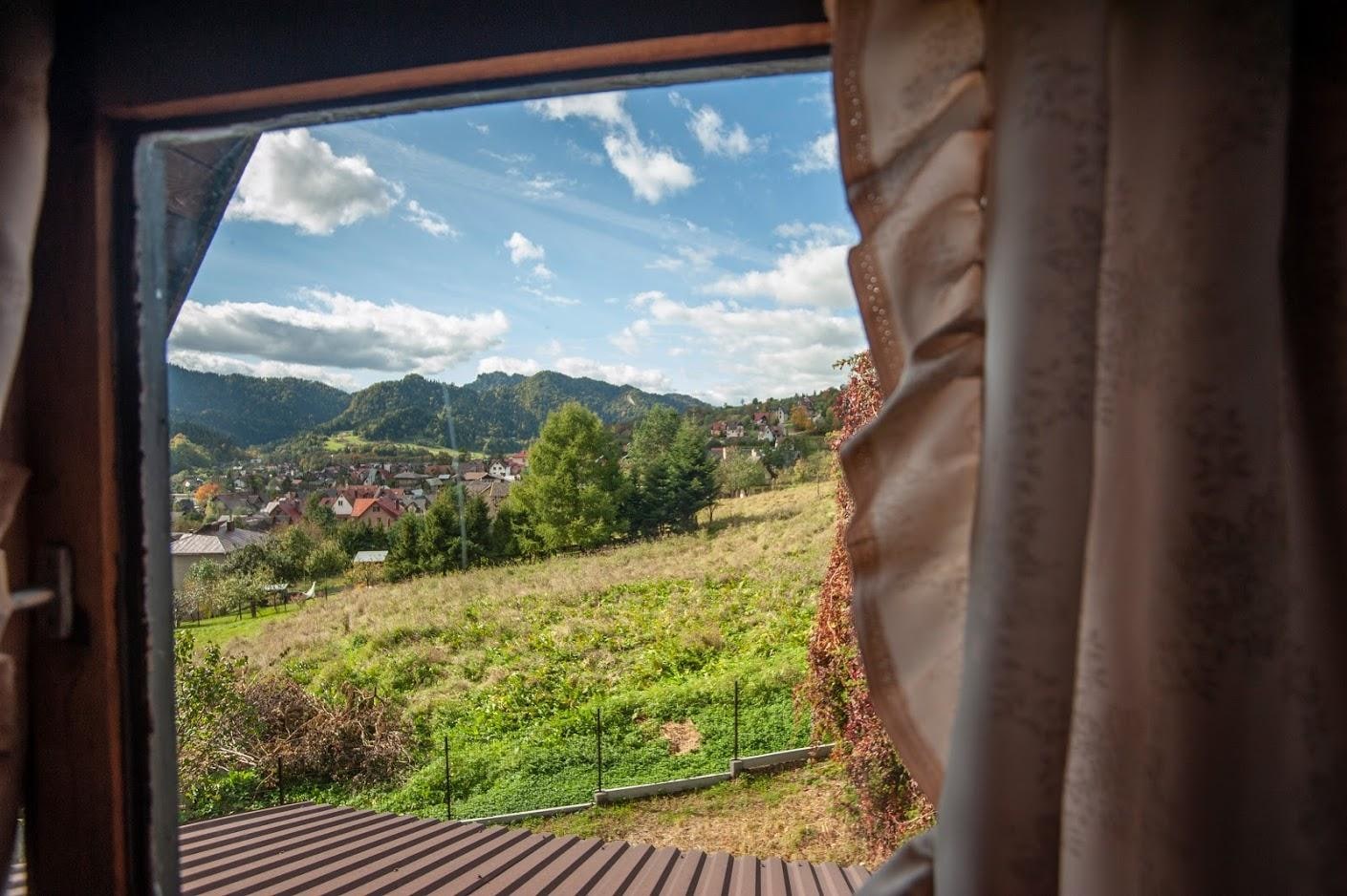 Blick aus einem Schlafzimmerfenster auf die Pieninen