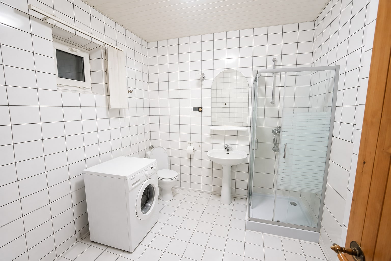 Bathroom with a shower and washing machine
